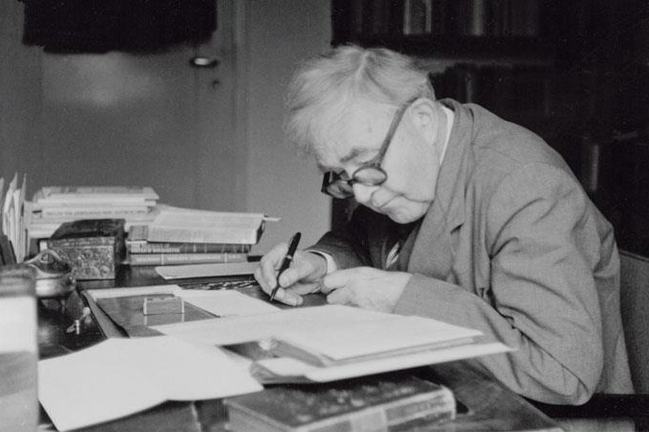 Karl Barth, wie ihn viele kennen: schreibend an seiner Dogmatik.|Karl Barth-Archiv Basel