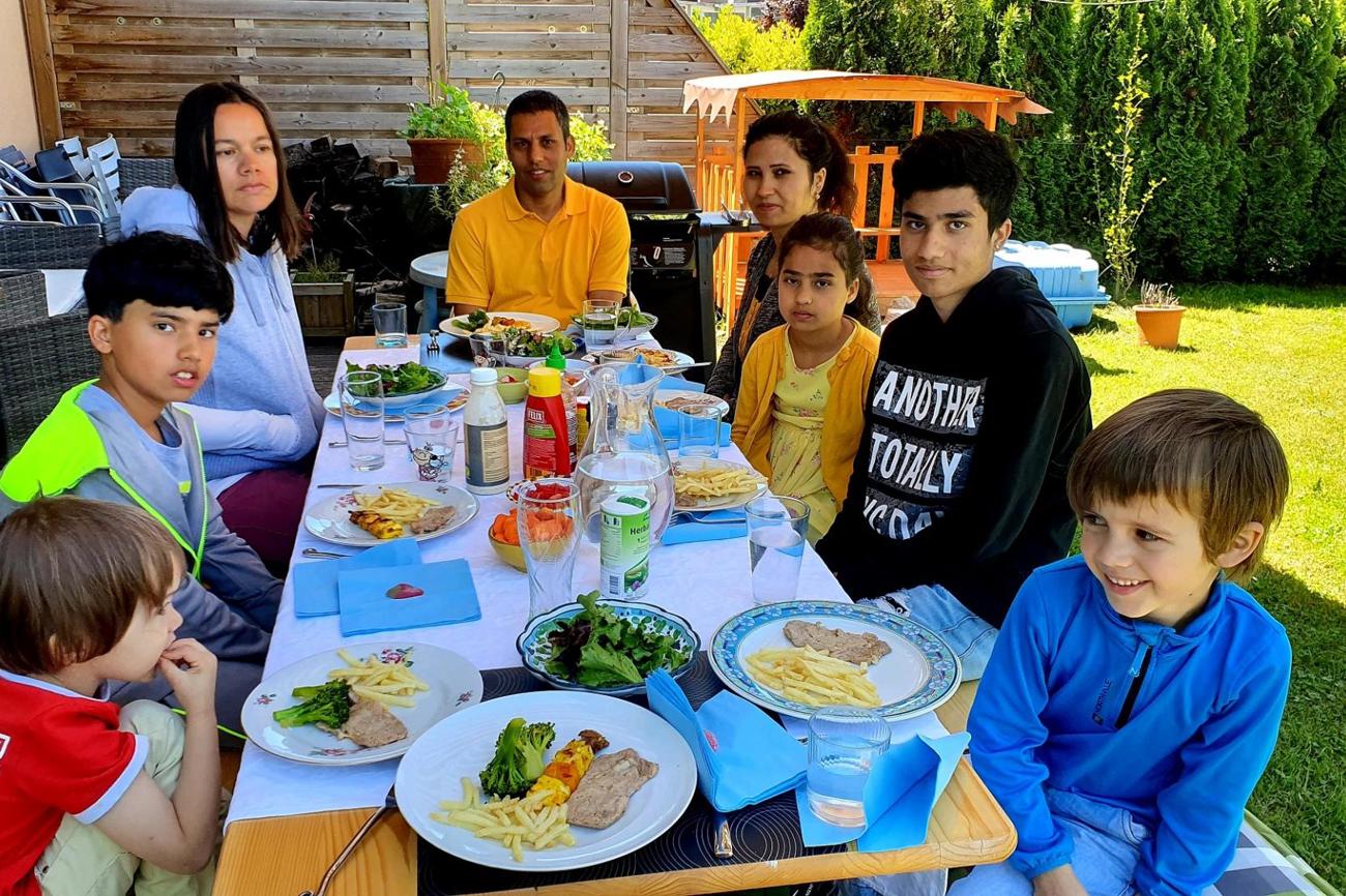 Begegnung beim Znacht: die Familien Amini und Schäfer. (Bild: ms)