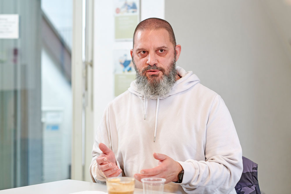 Matthias Lehmann landete nach seiner Lehre auf dem Letten und später auf dem Platzspitz. Nach Jahrzehnten gelang ihm der Ausstieg aus den Drogen und dem Alkohol. Heute ist er Mitarbeiter beim Sozialwerk Pfarrer Sieber. | Foto: Gion Pfander