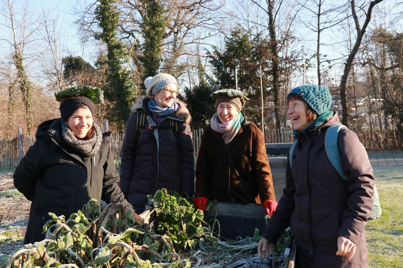 Den vier Frauen ist die Vorfreude auf die neue Saison im Gemeinschaftsgarten anzusehen: (v.l.) Fiona Käppeli, Ruth Kaufmann, Katharina Portmann und Carmen Cescon. (Bild: Claudia Koch)