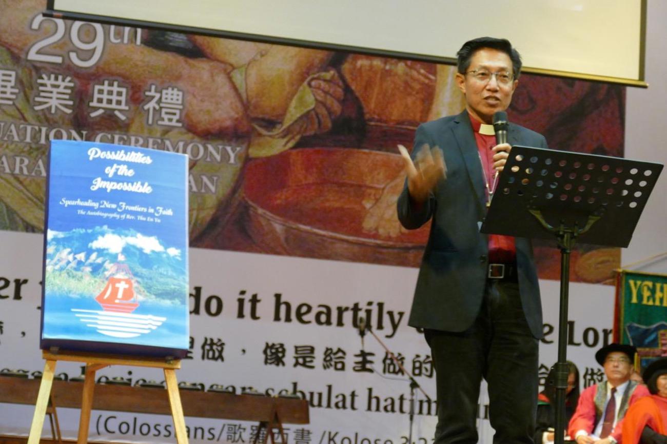 Buchpräsetation von "Possibilities of the impossible" durch Bischof Wong anlässlich der Graduationsfeier 2018 am STS Seminary in Kota Kinabalu.