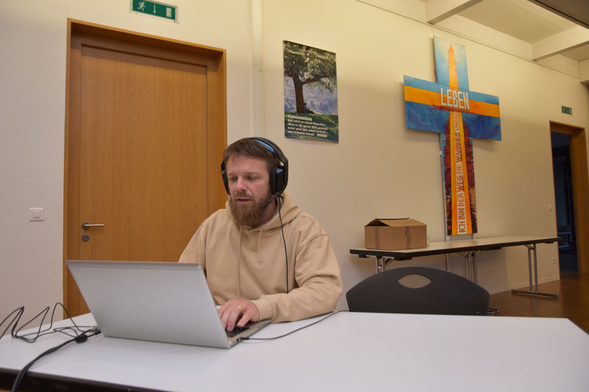 Über einen Sprachkanal kann Florian Homberger in Minecraft seine Predigten halten und mit den Teilnehmenden kommunizieren. (Bild: Kim Ariffin)