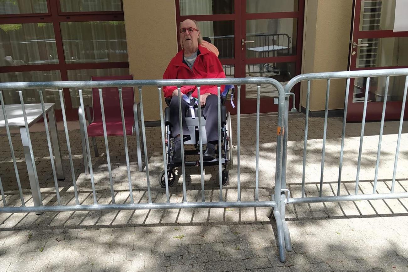 Schmerzlicher Abstand zu den Liebsten in Zeiten von Corona. (Bild: zVg)