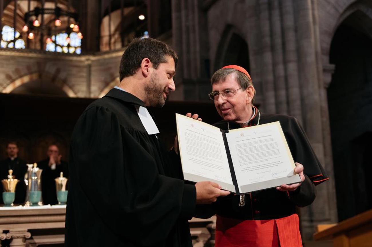 Gottfried Locher, damals Präsident der Gemeinschaft Evangelischer Kirchen in Europa GEKE, und Kardinal Kurt Koch präsentieren 2018 im Basler Münster die von ihnen unterzeichnete Absichtserklärung zu einem gemeinsamen Dialog. | SEK/Oliver Hochstrasser