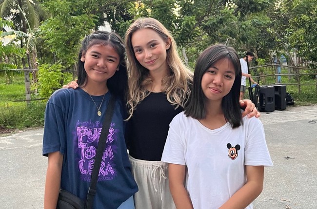 Jana Goldenberger bei ihrem Outreach-Einsatz auf den Philippinen. Jana Goldenberger bei ihrem Outreach-Einsatz auf den Philippinen.
