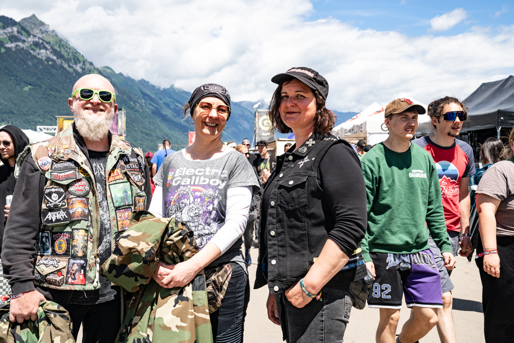 Für Zurbrügg (Mitte) ist die Metal-Szene ihre Kirchgemeinde – und das Greenfield ihr Dorffest. | Foto: Vera Rüttimann