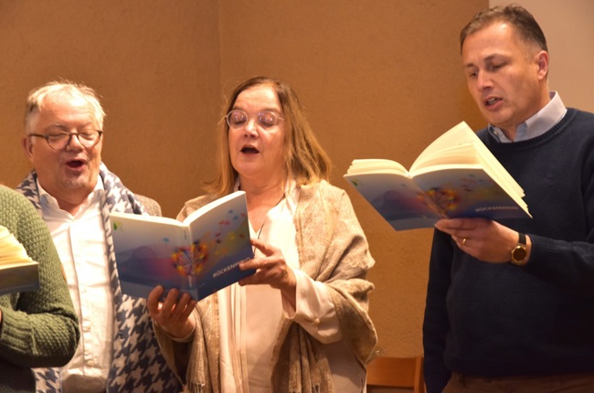 Gemeinsam wird kräftig gesungen: Pfarrehepaar Arno und Ute Stöckle aus Mammern und Dekan Martin Epting aus Thundorf. (Bild: Cyrill Rüegger) Gemeinsam wird kräftig gesungen: Pfarrehepaar Arno und Ute Stöckle aus Mammern und Dekan Martin Epting aus Thundorf. (Bild: Cyrill Rüegger)