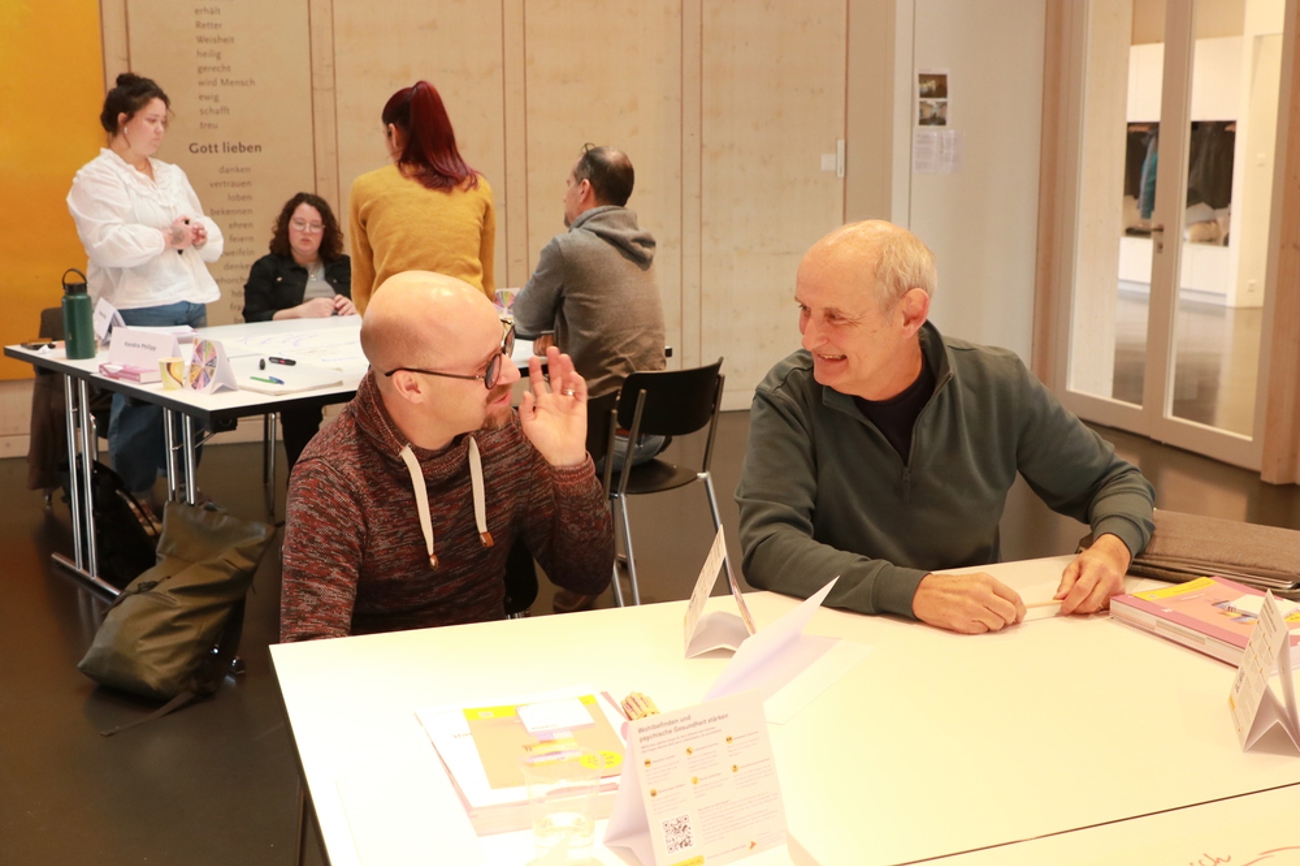 Sam Amman und Thomas Alder diskutieren über die Bedeutung der Jugendarbeit in den Kirchgemeinden im Hinblick auf die psychische Gesundheit. (Bild: Claudia Koch)