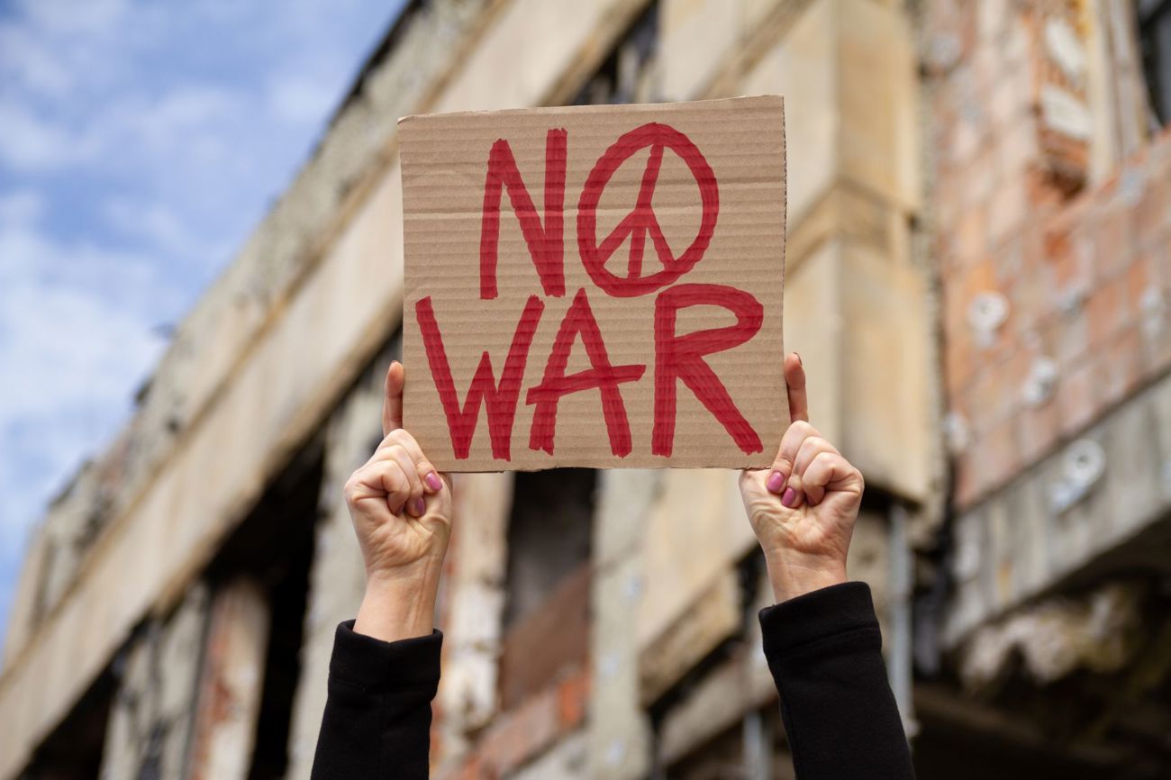 Seit Beginn des Ukraine-Kriegs setzen sich viele evangelische Kirchen mit ihrem Friedensgebot auseinander. (Bild: AdobeStock)