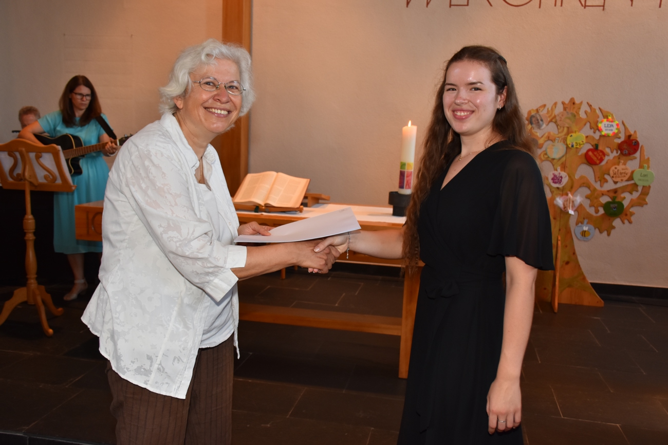 Samantha Roeder wurde von Kirchenrätin Gerda Schärer (links) für den Laienpredigtdienst diplomiert.
