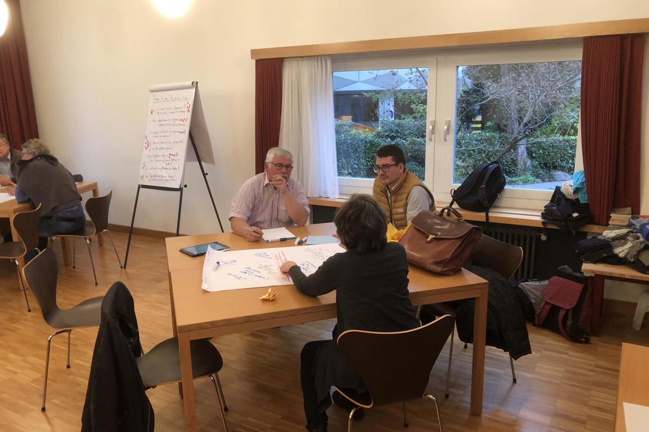 Enzo Fuschini und Pascal Bazzell diskutieren am Treffen im Herbst 2019. (Bild: Markus Ramm)