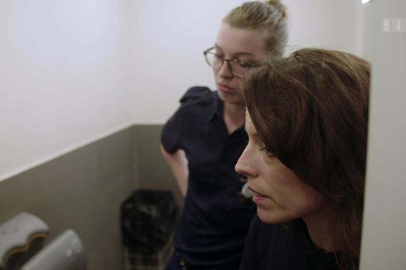 Mona Vetsch (rechts) und mit ihr das Fernsehpublikum schauen zu, wie Rettungskräfte vergeblich versuchen, einen Mann zu reanimieren.|Screenshot: SRF