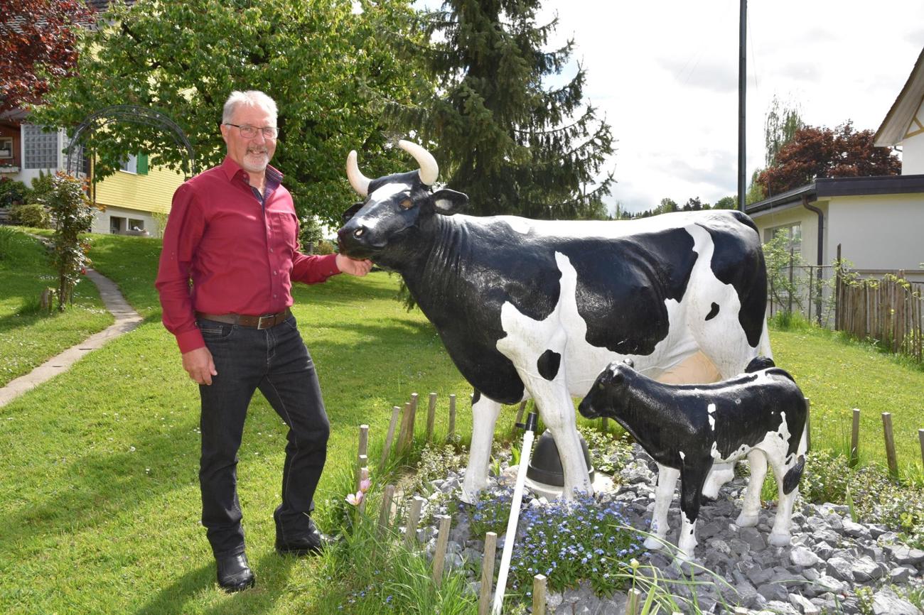 Eine Skulptur im Garten erinnert Rolf Ziegler an seine Milchkühe, die er vor einem halben Jahr abgegeben hat. (Bild: Cyrill Rüegger)