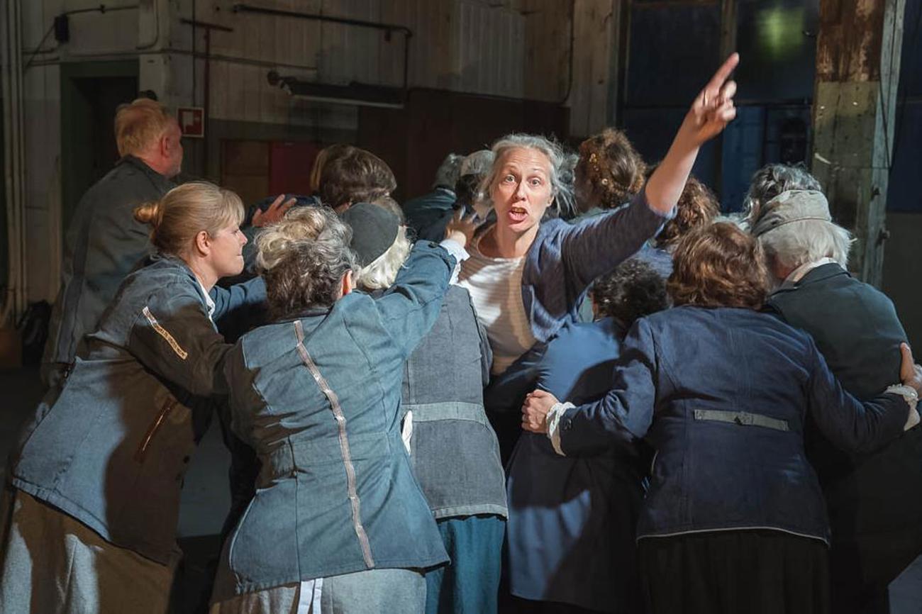 Eine Fabrikarbeiterin wehrt sich: Szene aus dem Theaterprojekt «1918.CH – 100 Jahre Landesstreik» in Olten.|Eve-Marie Lagger