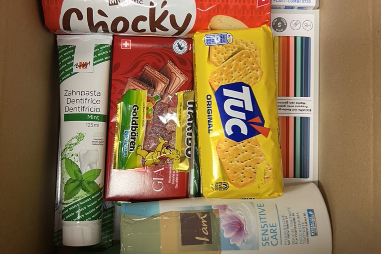 In den Geschenken befinden sich immer diverse Lebensmittel und Gebrauchsgegenstände. (Bild: zVg)