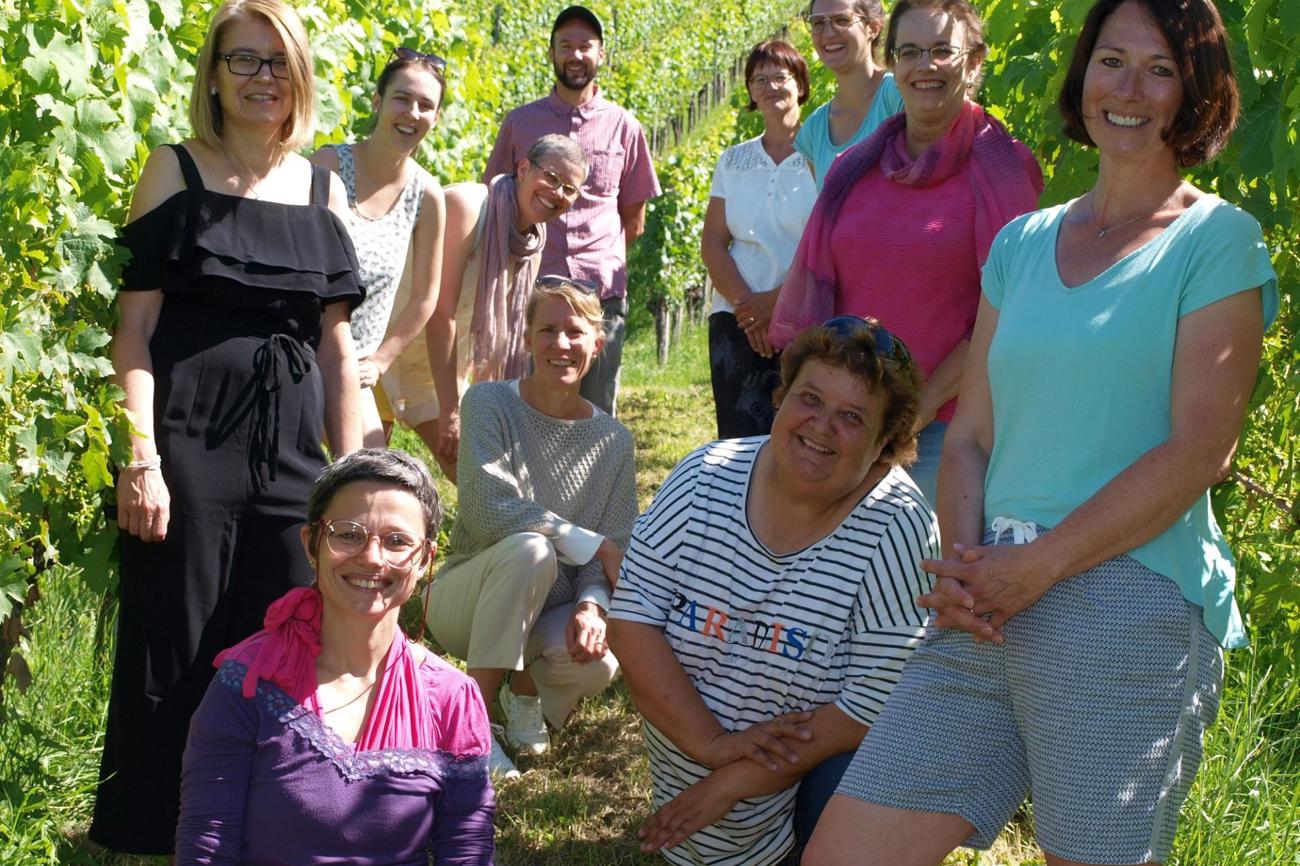 Die Diplomierten von links, stehend: Claudia Leuenberger, Märstetten; Simone Mayrhofer, St. Gallen; Yvonne Britt, Romanshorn; Josua Schiess, Lengwil; Claudia Wirz, Leimbach; Evelyne Knupp, Raperswilen; Mirjam Hug, Bichelsee; Séverine Schindler, Kreuzlingen; kniend: Zsofia Frei, Bischofszell; Ines Gut, Scherzingen; Regula Sprenger, Buch; es fehlt Beatrice Scherrer, Wängi. (Bild: brb)