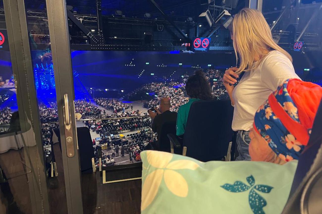Brigitte geniesst den Ausblick auf die Bühne aus ihrer Loge im Hallenstadion Zürich. Die Musik der Kelly Family begleitet sie seit dreissig Jahren und gibt ihr in der Krankheit Kraft. | Wunschambulanz