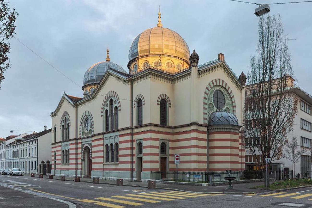 Poller schützen die Synagoge in Basel. |klug-photo