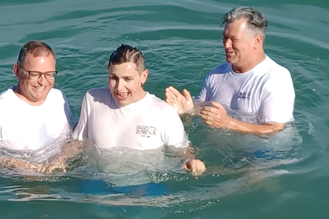 Pfarrer Marc Ditthardt (rechts) tauft Etan Richard im Bodensee bei Altnau. (Bild: Meike Ditthardt)