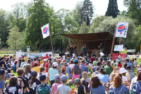 Lebendige Kinderschar und Kappla-Türme auf der Wiler Weierwiese