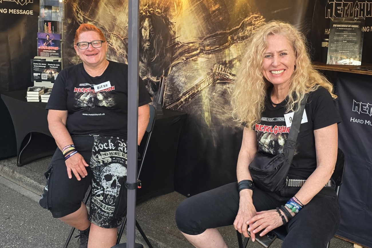Metalchurch-Standbetreuung: Bitze Stampfli und Anne Däppen schenken Interessierten am «Summerside»-Festivalstand ein offenes Ohr. (Bild: zVg)