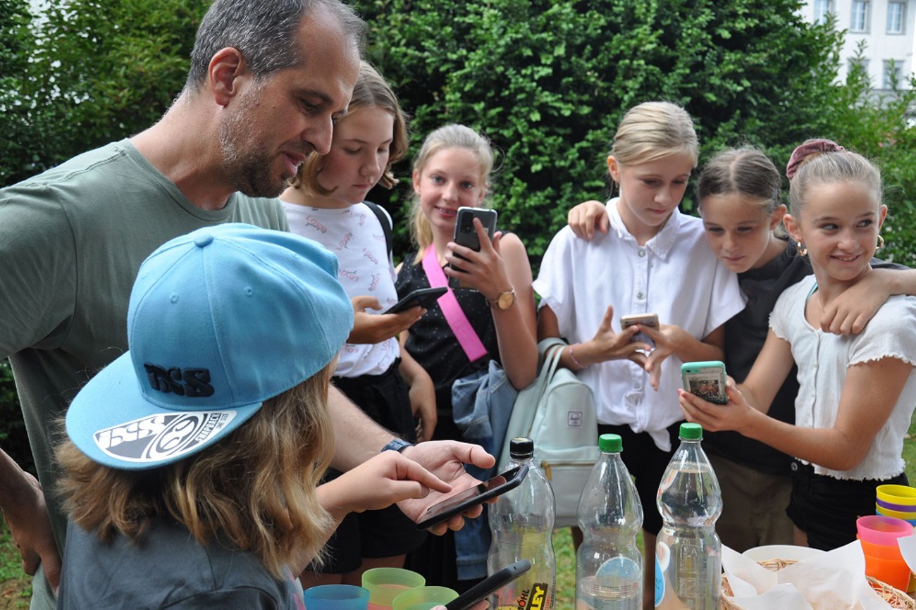 Mehr als nur Social Media: Mathias Hüberli setzt nebst elektronischen Kommunikationskanälen auf persönliche Begegnungen – wie hier am Schulanfangsgottesdienst in Egnach. (Bild: zVg)