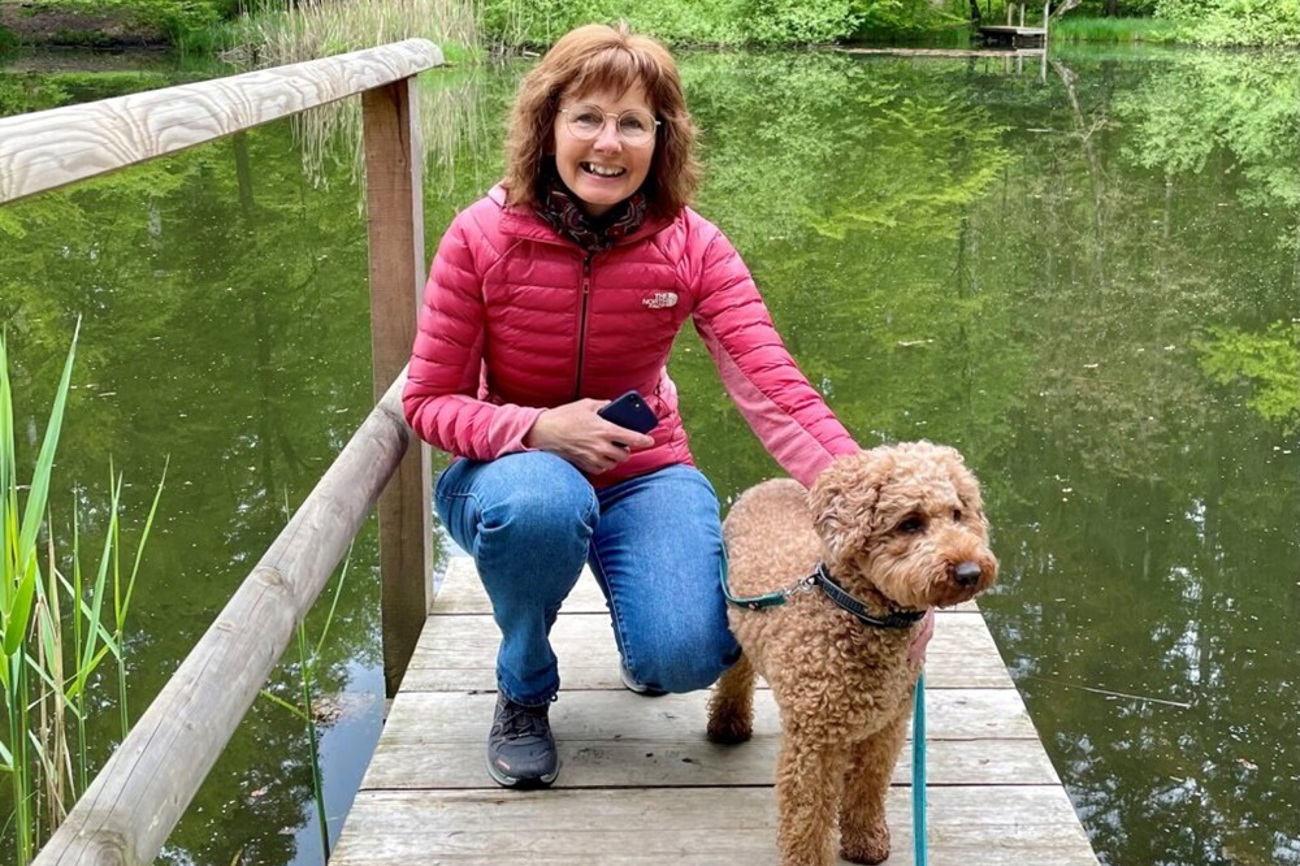 Ob am Wasser oder in den Bündner Bergen: Claudia Koch geniesst Spaziergänge mit Hund Monty. (Bild: zVg)