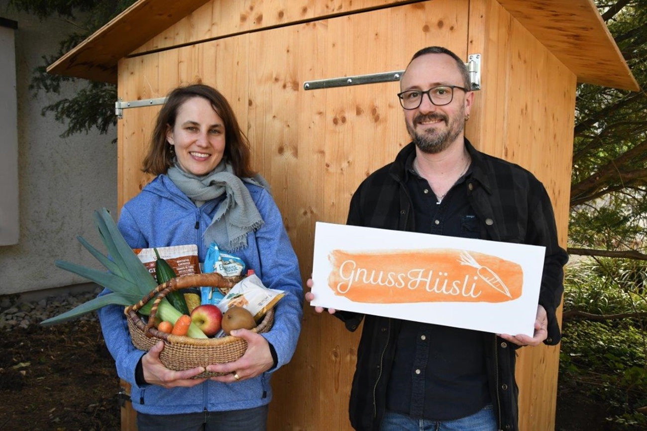 Katja Gsell und Andreas Pfiffner vor dem Romanshorner Gnusshüsli an der Bahnhofstrasse. (Bild: Georg Stelzner)