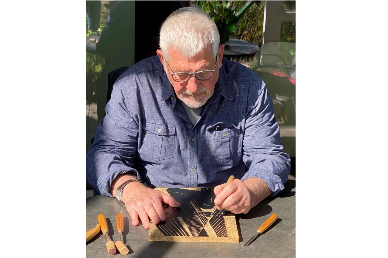 Peter Rottmeier hat das Buch von Anne-Marie Glatz gestaltet und mit seinen Holzschnitten grafisch bereichert. Bezugsmöglichkeiten «Tanzen auf dem Regenbogen»: Klosterladen Kartause Ittingen; Buchladen Sax, Frauenfeld; Peter Rottmeier, Balterswil. Preis: 28 Franken plus Versandkosten. (Bild: Judith Hinderling)