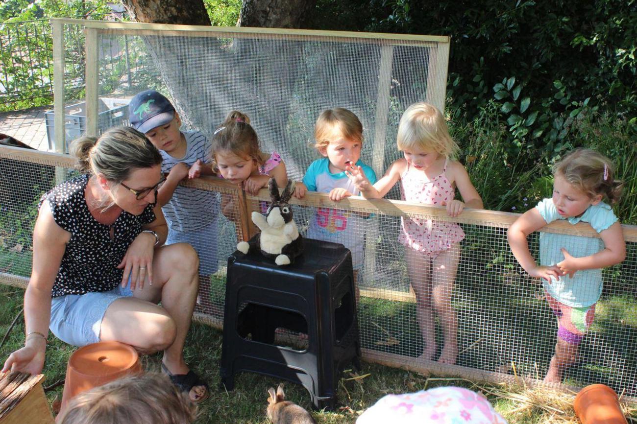 Die Handpuppe Hase Hoppel führt die Kinder alle zwei Wochen zu seinen lebendigen Artgenossen. (Bild: Andi Battaglia)