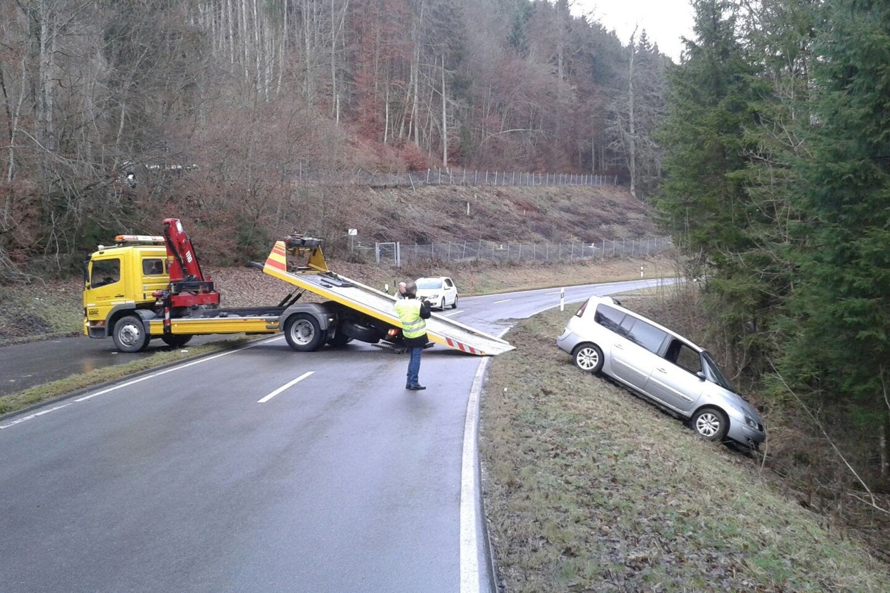 Gernot Klein aus Neukirch an der Thur im Einsatz in seiner Kirchgemeinde – und sein Auto auf «vereisten Irrwegen» auf dem Einsatz zum Neujahrsgottesdienst in Pfyn. (Bilder: zVg)