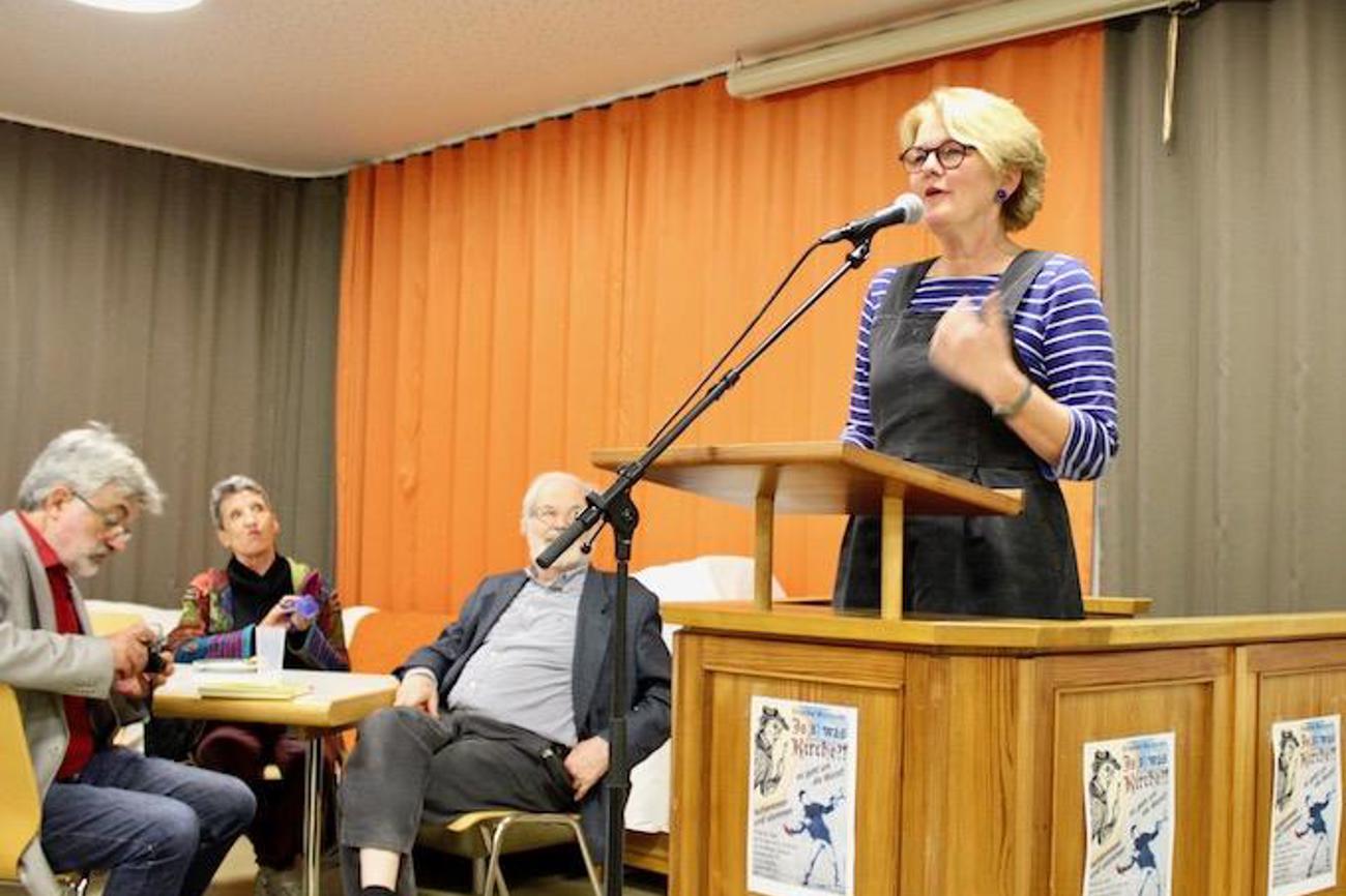 Slammerin Juliane Hartmann am Sprecherpult in Dornach: «Die Kirche ist Wurst mit viel Salz.»