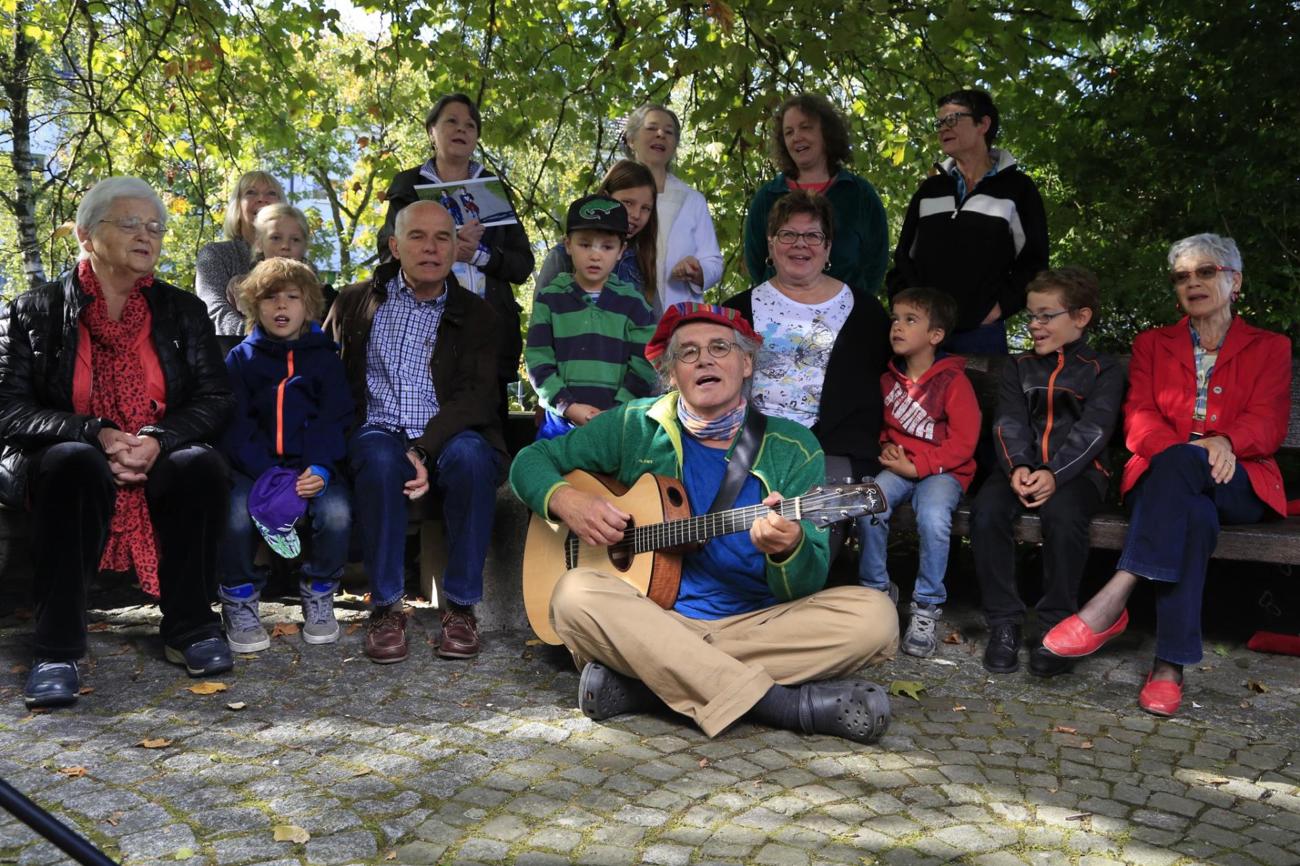 Linard Bardill (mit Gitarre) wird am Familiensingen versuchen, Jung und Alt für das Singen zu begeistern. (Bild: Alex Hauser)