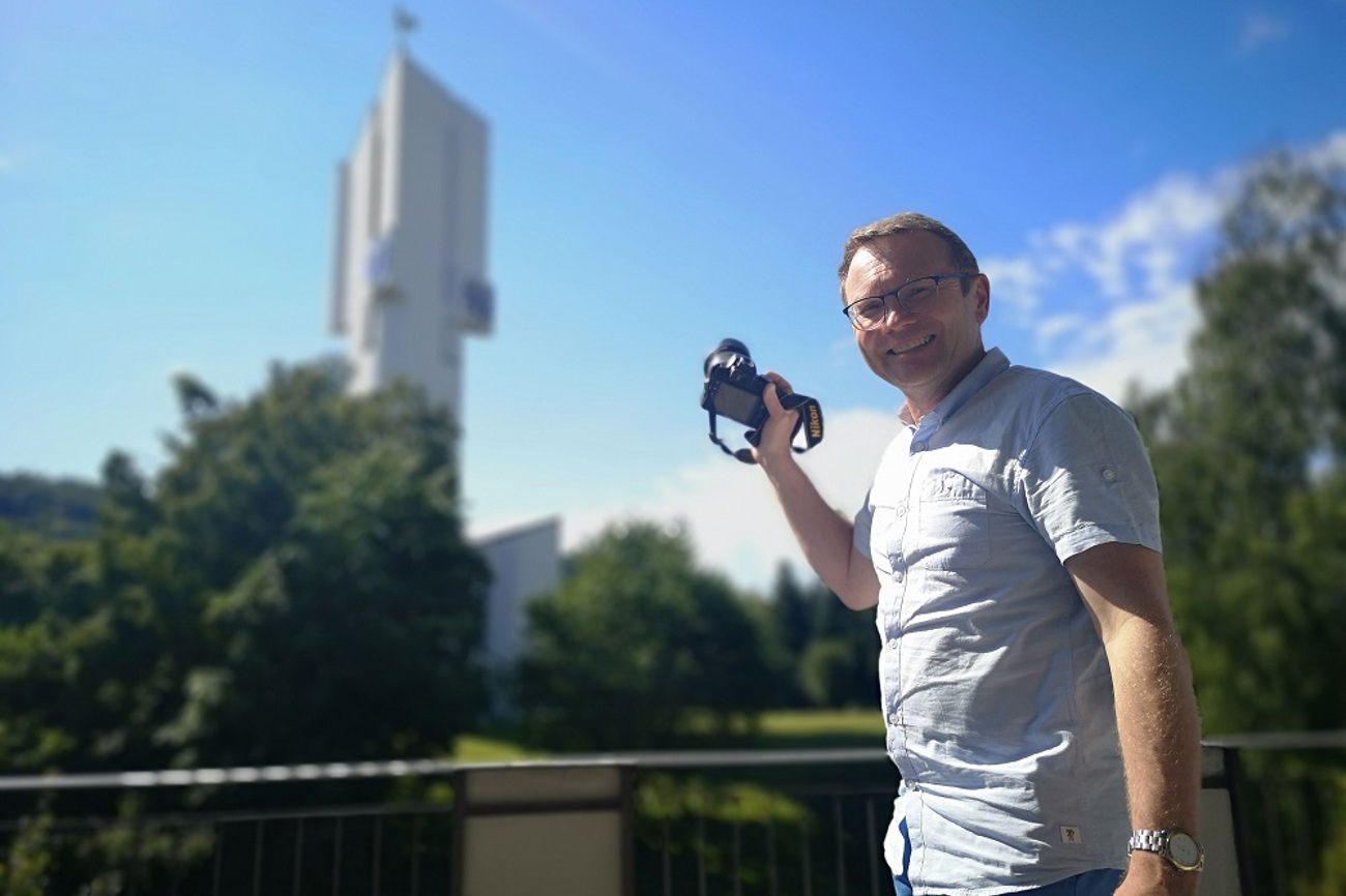 Immer bereit für einen Schnappschuss: Von der Terrasse seines Büros blickt Roman Salzmann auf die evangelische Kirche in Bischofszell. (Bild: cbs)