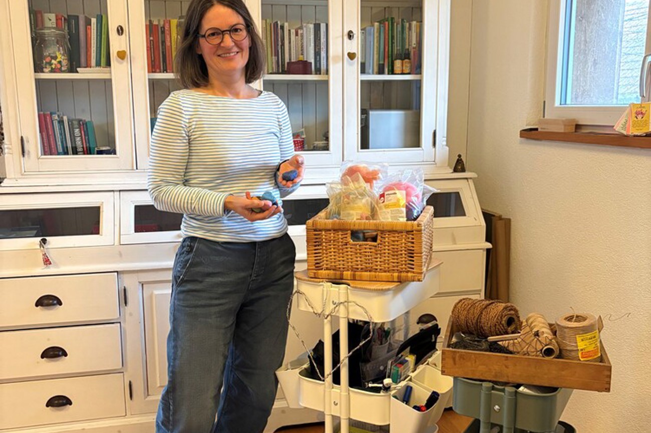 Sarah Pietsch mit ihrem «Handwerkszeug» für den Einsatz als Trauerbegleiterin für Kinder. (Bild: Claudia Koch)  
