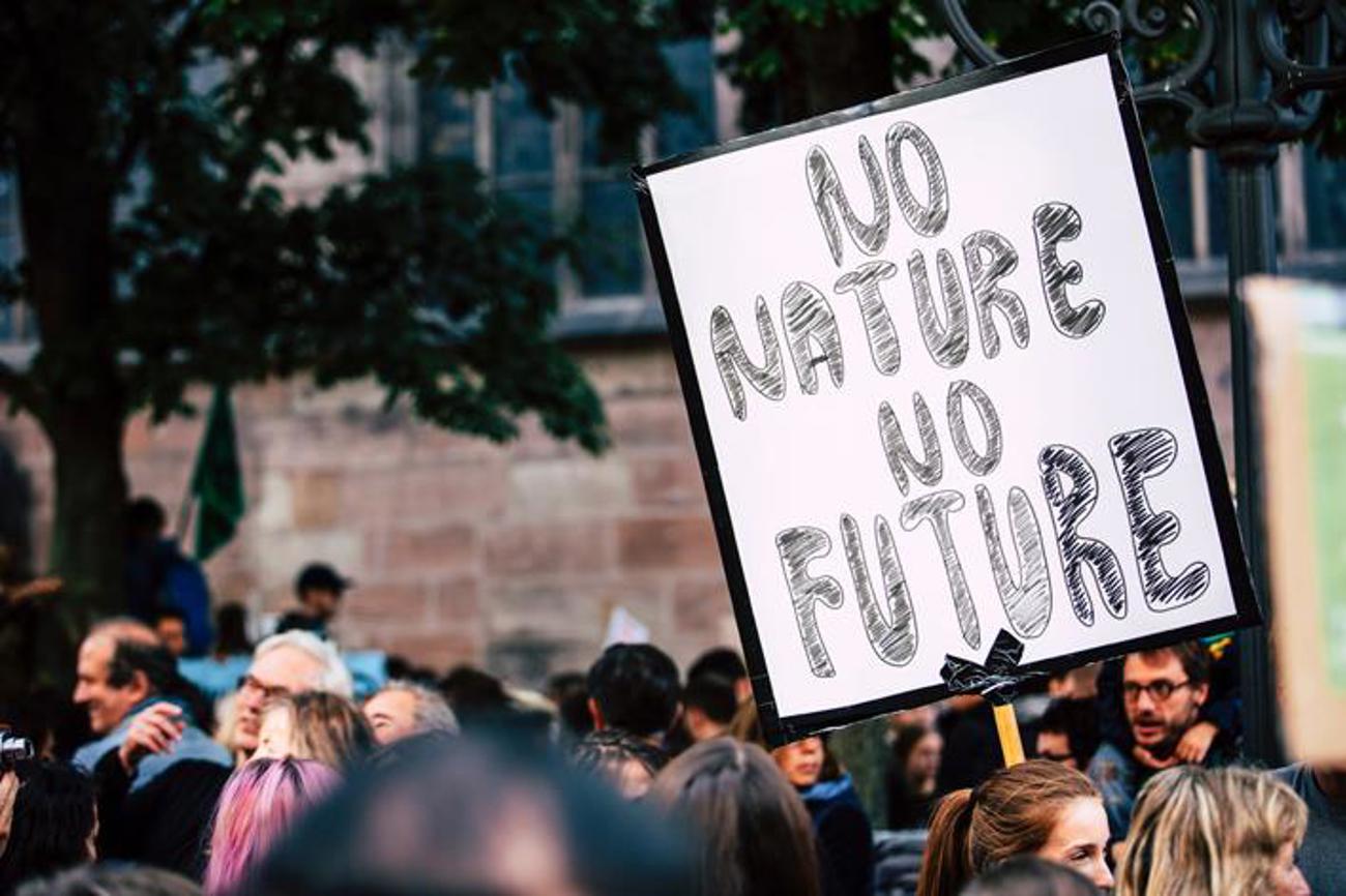 Die Klimafrage wird unausweichlich zu einem immer zentraleren gesellschaftlichen Thema. Politische «Spielchen» verkommen dabei mehr und mehr zur unglaubwürdigem Theater, das letztlich an den eigenen demokratischen Grundlagen nagt. Bild: Markus Spiske, unsplash