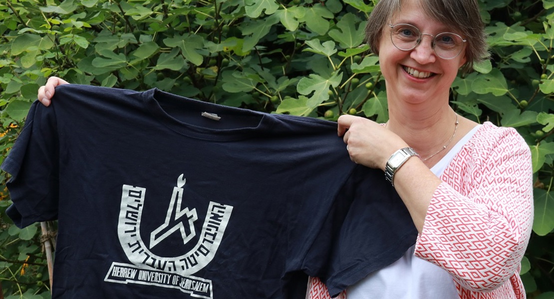 Pfarrerin Irmelin Drüner mit einem Erinnerungsstück aus ihrer Zeit in Israel. (Bild: Claudia Koch)