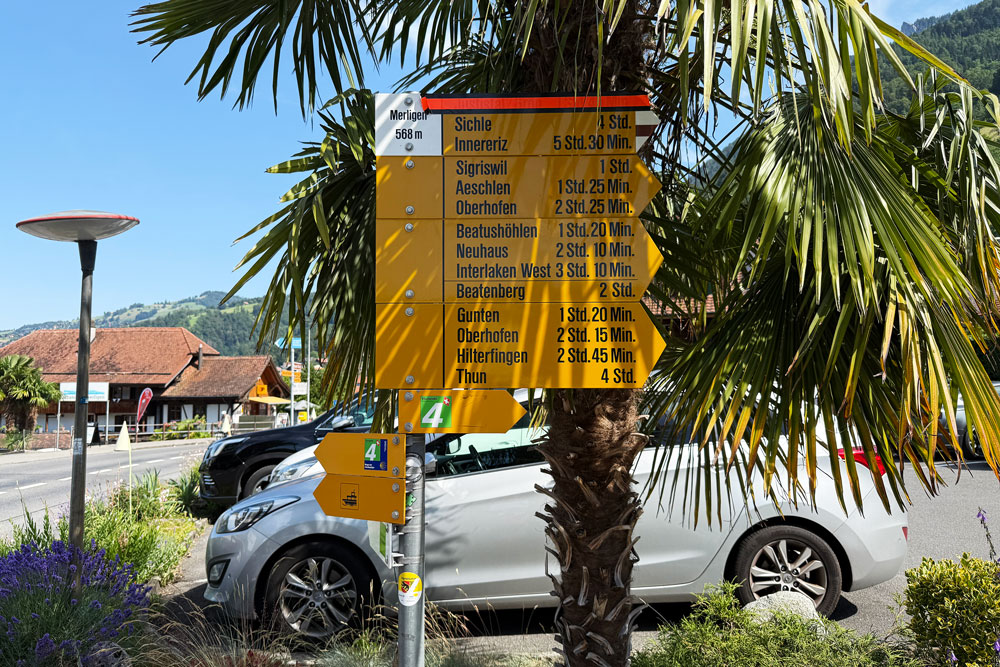 Palmen und Pilgern: Mitten durch Merligen führt der Jakobsweg, als Route 4 Teil des Schweizer Wanderwegnetzes. | Foto: Nicole Noelle