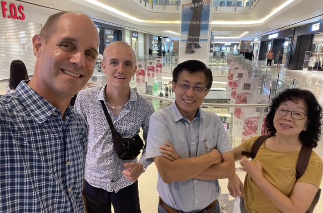 Shopping Mall mit Bischof James und Frau Shopping Mall mit Bischof James und Frau
