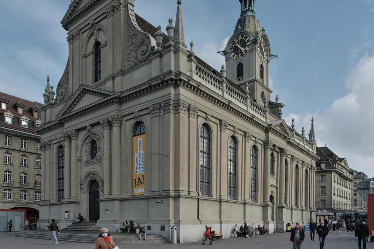 Orange beflaggte Kirchen zur Konzernverantwortungsinitiative  wie hier  die Heilig-Geist-Kirche in Bern stehen nun auf dem juristischen Prüfstand. |Jonathan Liechti