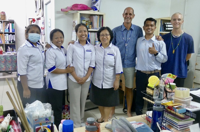 Lehrpersonen der Schule für Migrantenkinder in Kota Kinabalu Lehrpersonen der Schule für Migrantenkinder in Kota Kinabalu
