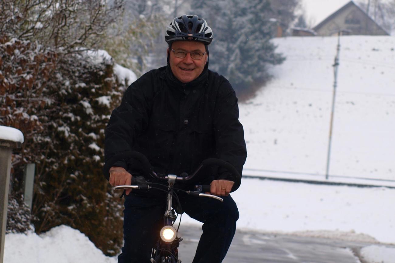 Dank Velo, Zug und Bus bei jedem Wetter mobil: Ernst Ritzi. (Bild: brb)