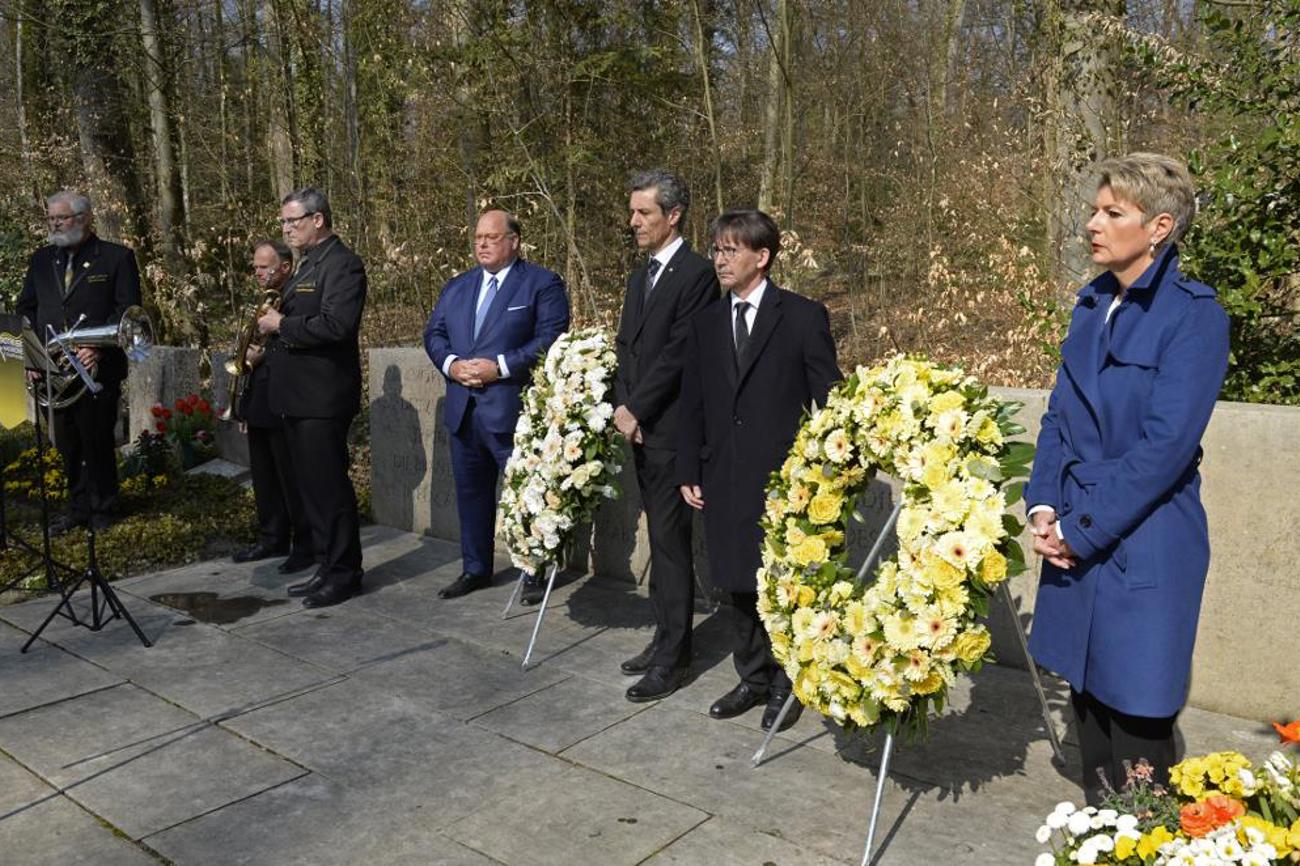 Der US-amerikanische Botschafter Ed McMullen, Stadtpräsident Peter Neukomm, Stadtrat Raphael Rohner und Bundesrätin Karin Keller-Sutter (von lins) legten auf dem Waldfriedhof zwei Kränze zum Gedenken an die Opfer der Bombardierung von vor 75 Jahren nieder.|Selwyn Hoffmann