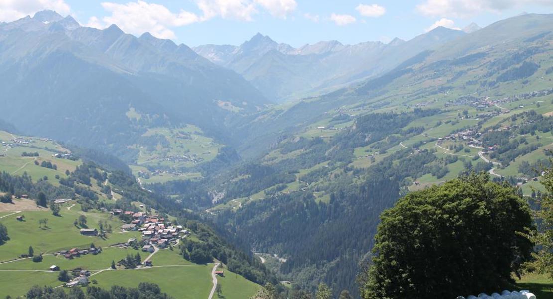 Das Val Lumnezia ist mit 25 Kilometern das längste Seitental der bündnerischen Surselva. Im Vordergrund das Dorf Pitasch, im Hintergrund der Piz Terri.