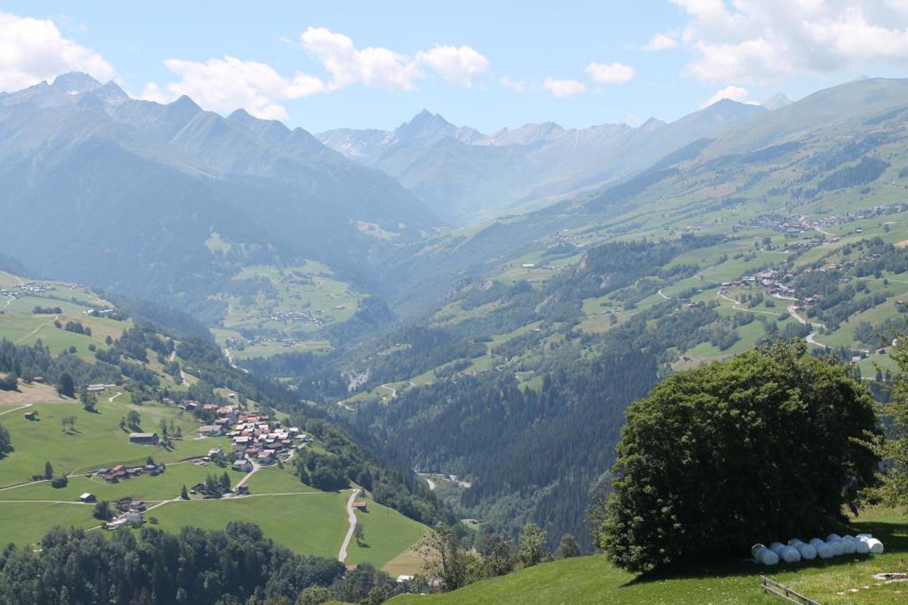 Das Val Lumnezia ist mit 25 Kilometern das längste Seitental der bündnerischen Surselva. Im Vordergrund das Dorf Pitasch, im Hintergrund der Piz Terri.