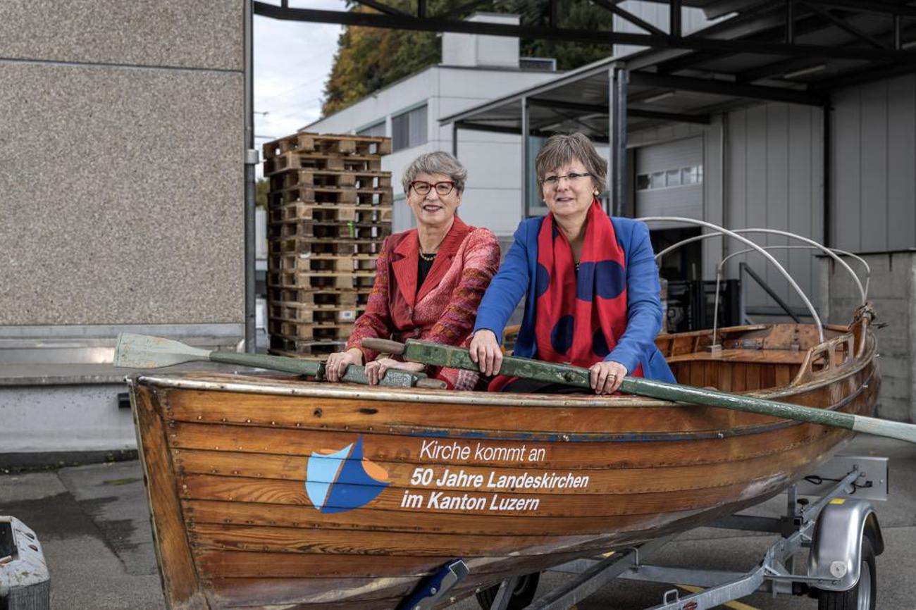 Die reformierte Synodalratspräsidentin Ursula Stämmer-Horst (links) und die katholische Synodalrätin und angehende Präsidentin Renata Asal-Steger sitzen gemeinsam im Jubiläumsboot.|Roberto Conciatori