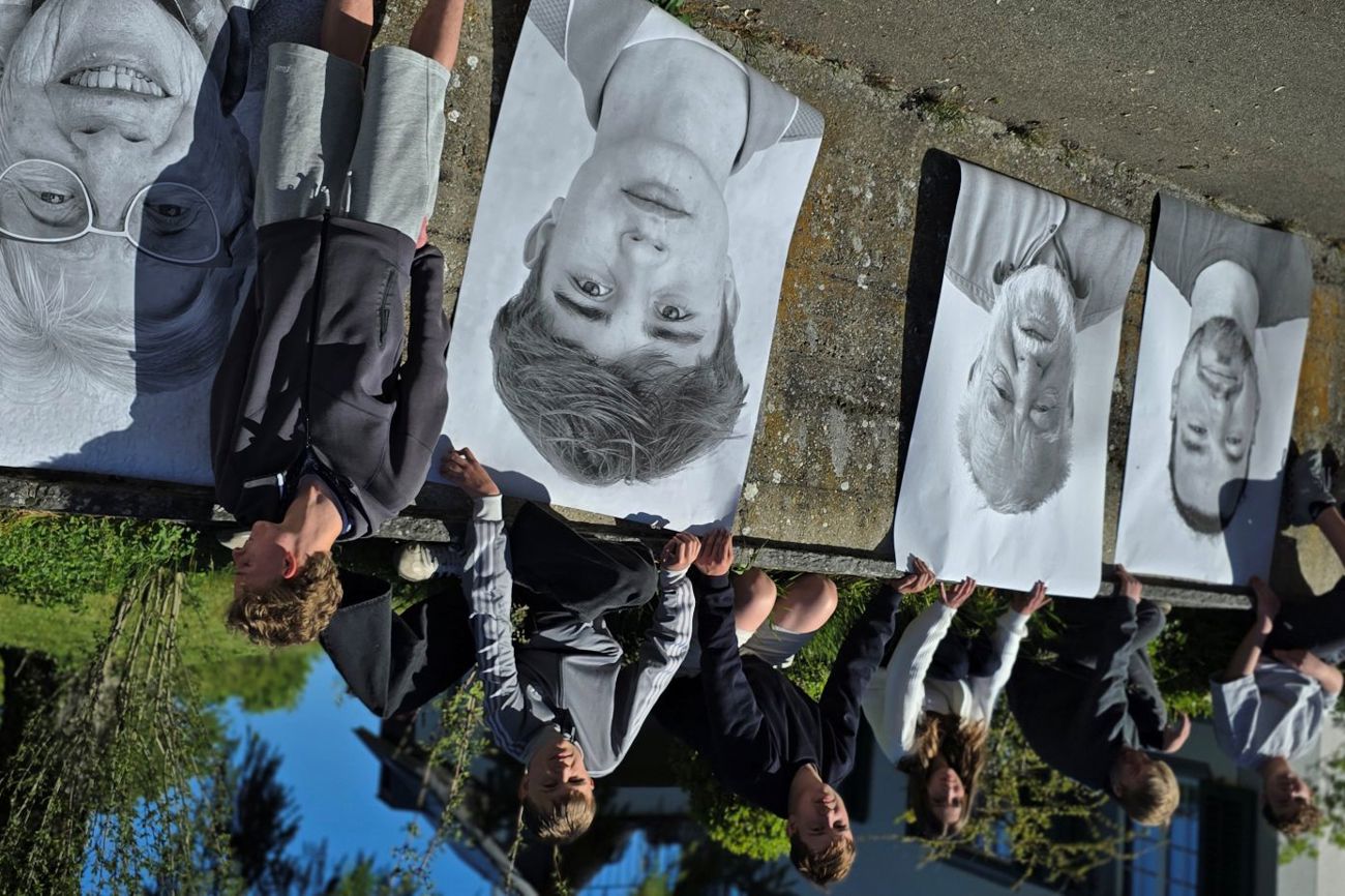 Die Konfirmandinnen und Konfirmanden aus Bottighofen und Scherzingen haben Menschen aus ihrer Kirchgemeinde fotografiert und machen nun die Geschichten hinter den Porträts sichtbar. (Bild: Christian Stahmann) 