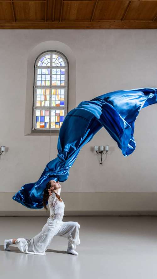 Ein Tanz, inspiriert von Wiborada: Robina Steyer in ihrem Stück «Sancta Wiborada. Reise ins Innere der Rebellion» in der Kirche St. Mangen. Foto: Kay Appenzeller Ein Tanz, inspiriert von Wiborada: Robina Steyer in ihrem Stück «Sancta Wiborada. Reise ins Innere der Rebellion» in der Kirche St. Mangen. Foto: Kay Appenzeller