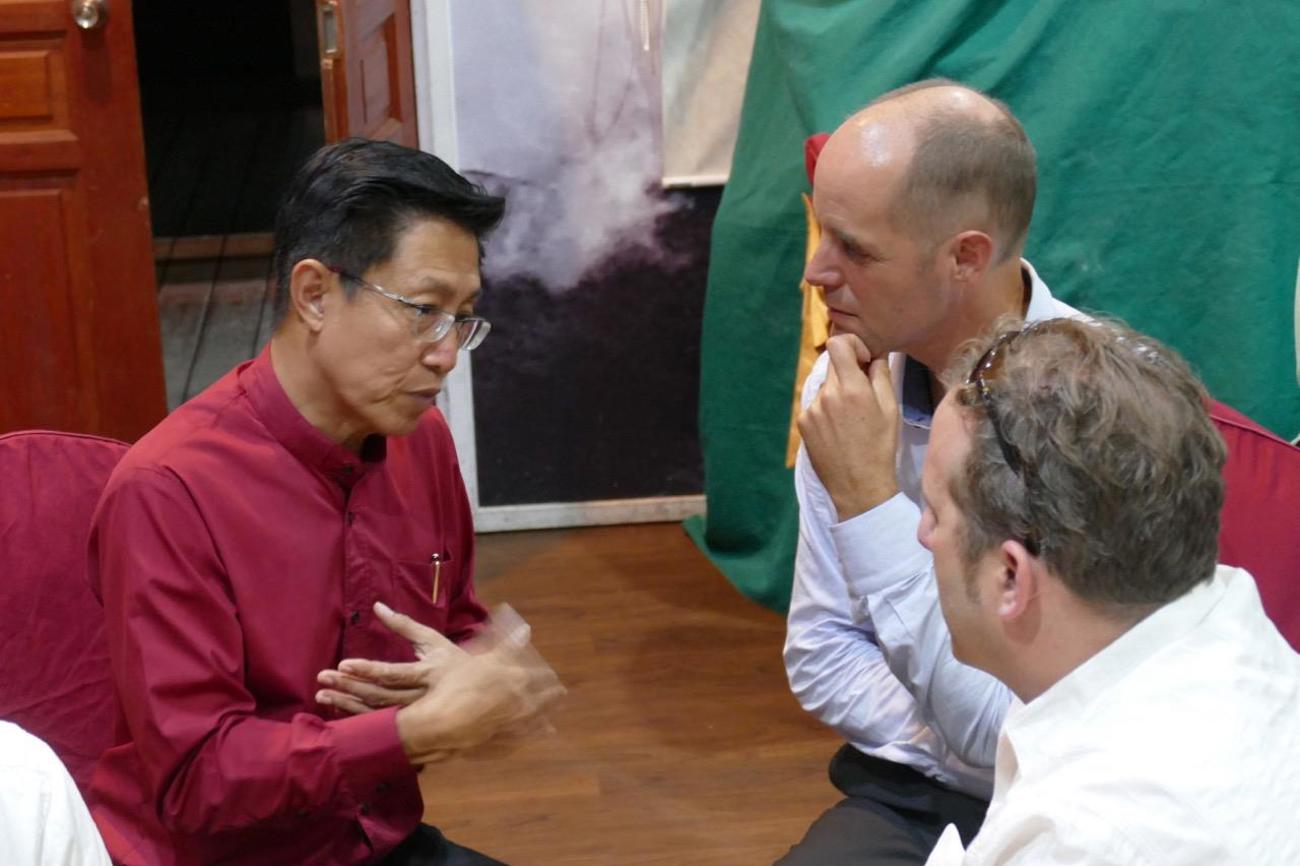 Bischof James Wong im Gespräch mit Dirk Oesterhelt und Samuel Kienast