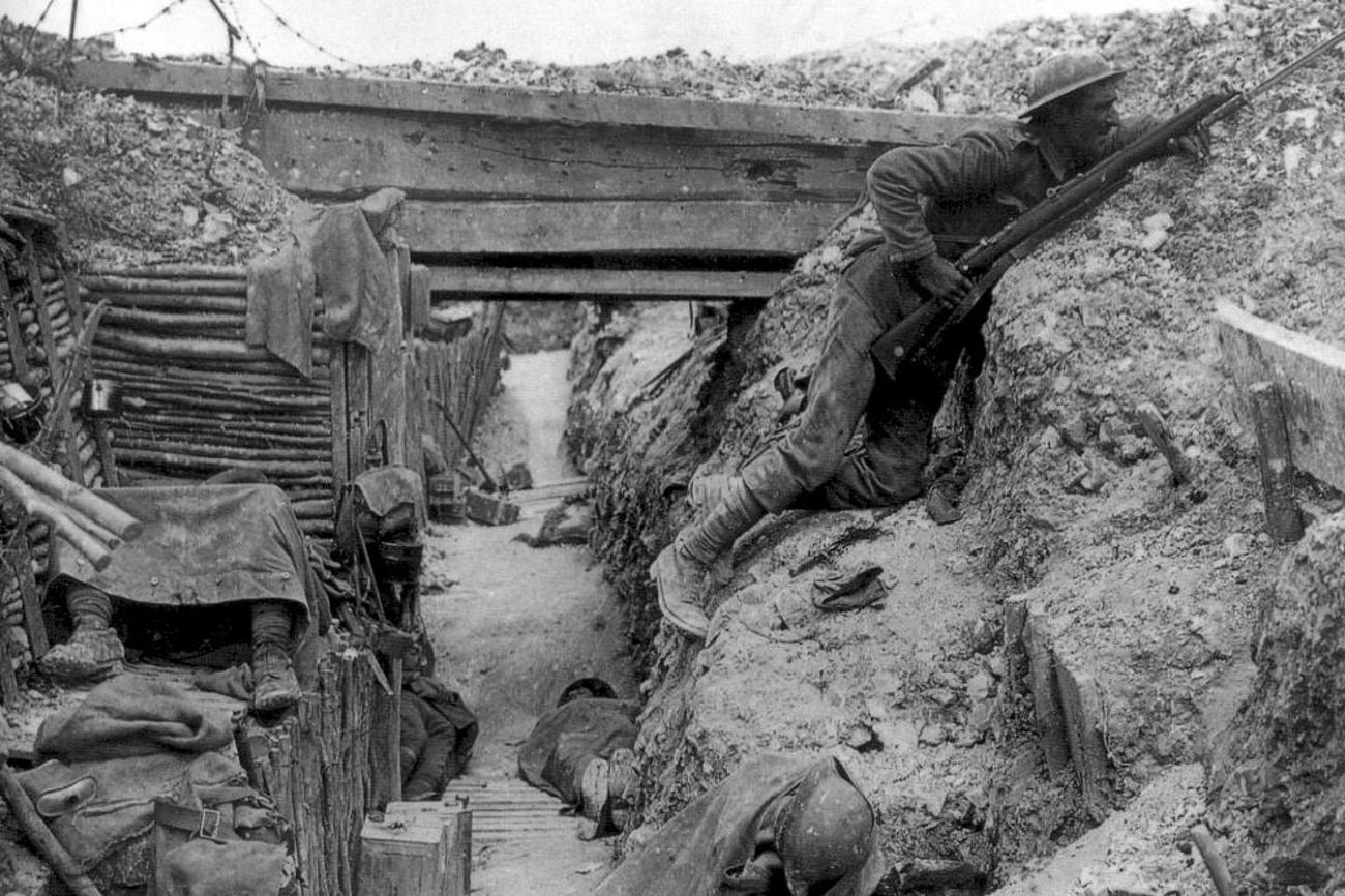 Der Erste Weltkrieg war ein epochales Ereignis, das Millionen von Menschen traumatisierte. Im Bild: Britische Soldaten in einem von den Deutschen eroberten Schützengraben während der Schlacht an der Somme im Juli 1916.|John Warwick Brooke/wikimedia